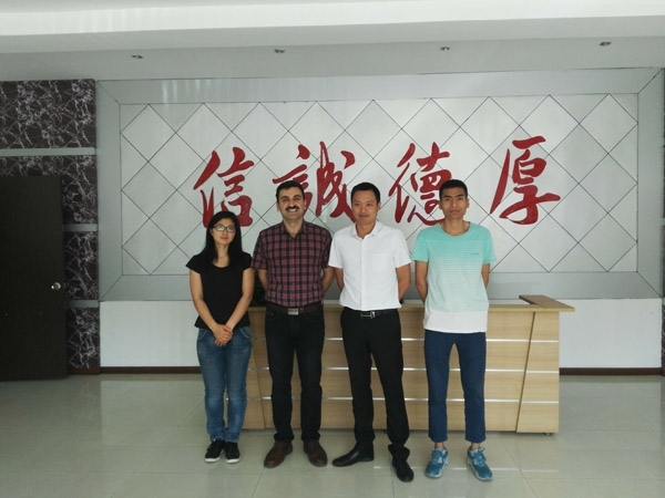M. Reza Rousta先生與創(chuàng)想儀器總經理、外貿經理等合影